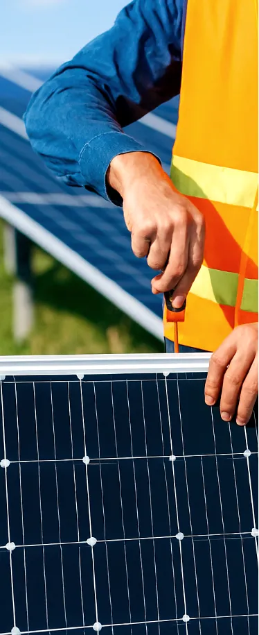 Solarfachkraft montiert ein Photovoltaikmodul mit einem Schraubendreher